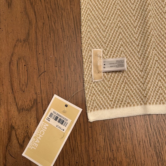 Beautiful Beige with Metallic Gold Michael Kors Chevron Reversible Scarf - Picture 3 of 7